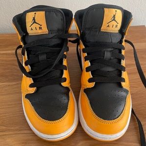 Air Jordan 1 Mid GS Reverse Yellow Toe